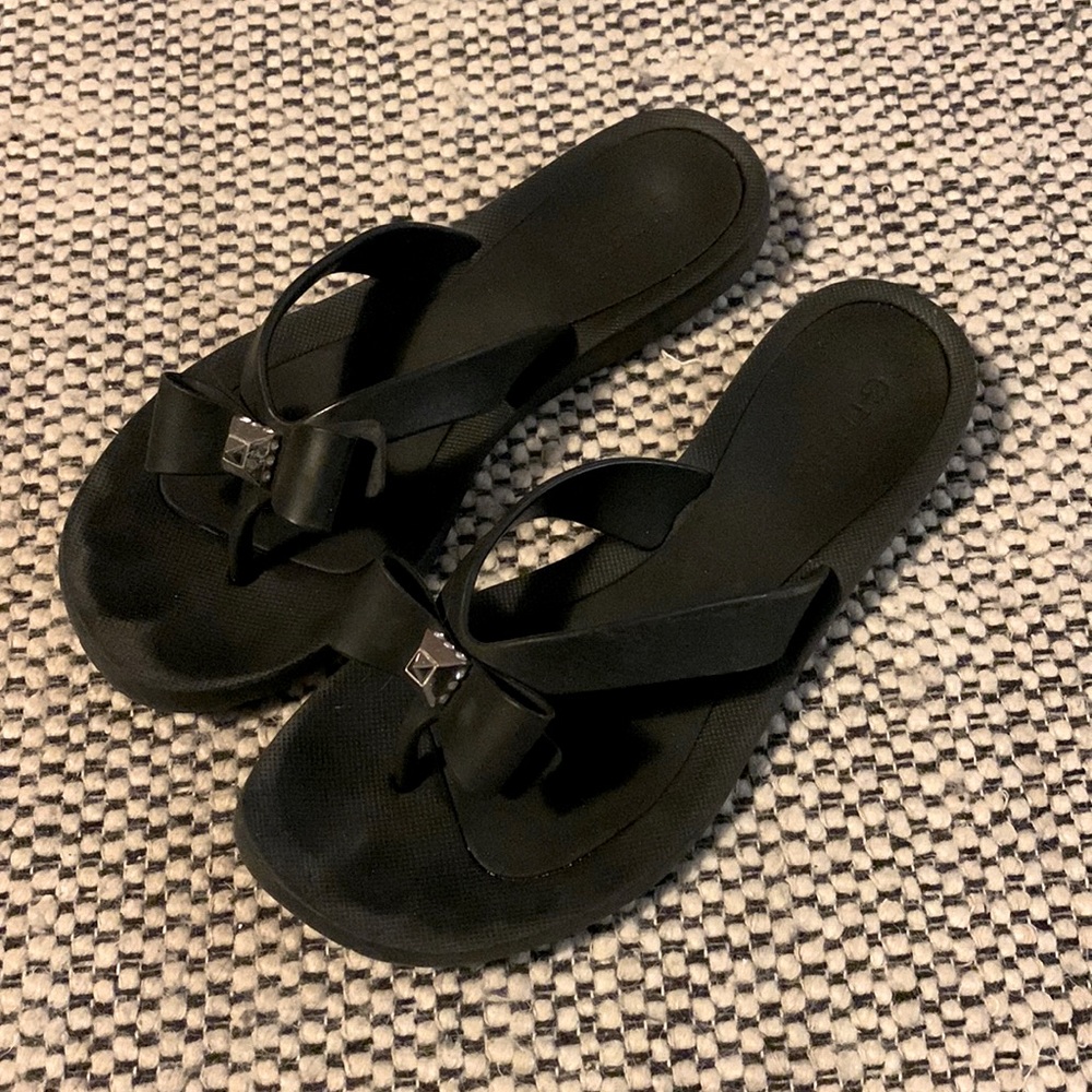 Guess Flip Flops